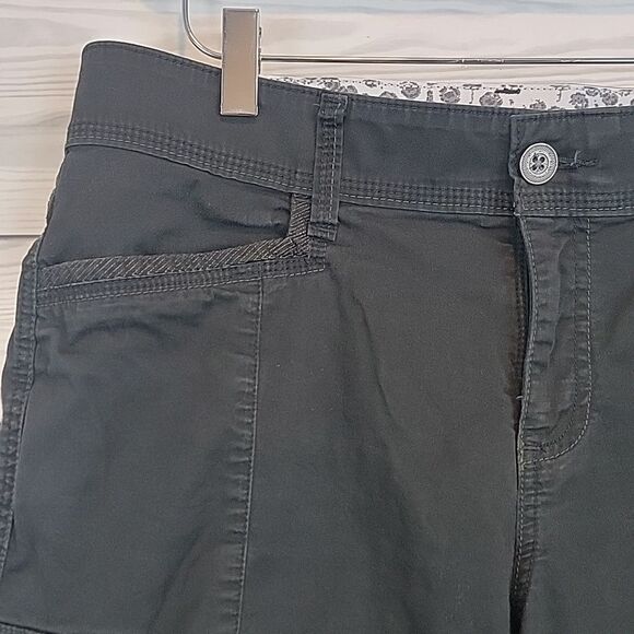 Lee black cargo shorts sinfully soft Women's Size 10 - Picture 2 of 11